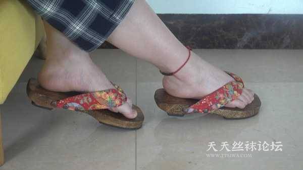 【南国足艺】熟女芊姐丰满的美脚诱惑，换鞋子，展示性感脚底！4K加图