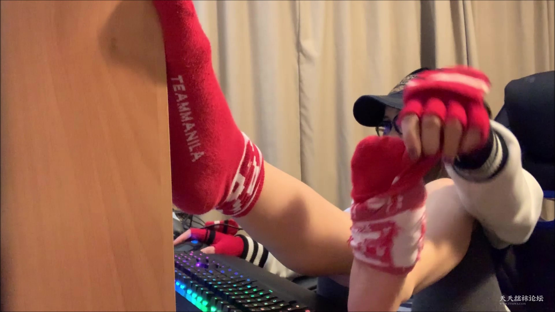 Worldwide Models - Gamer girl streams and ignores you while showing off her sock.jpg