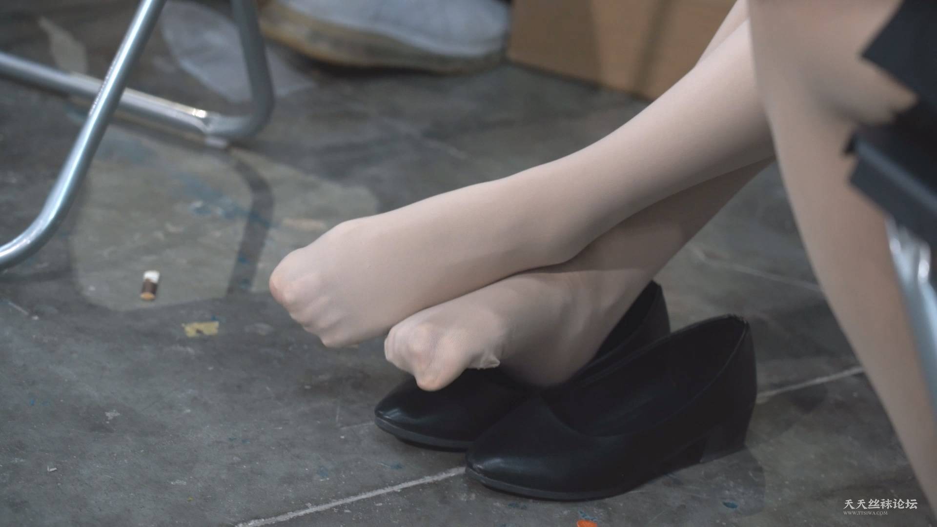 车展后台丝袜挑鞋玩鞋68.mp4_20250816_030936.116.jpg