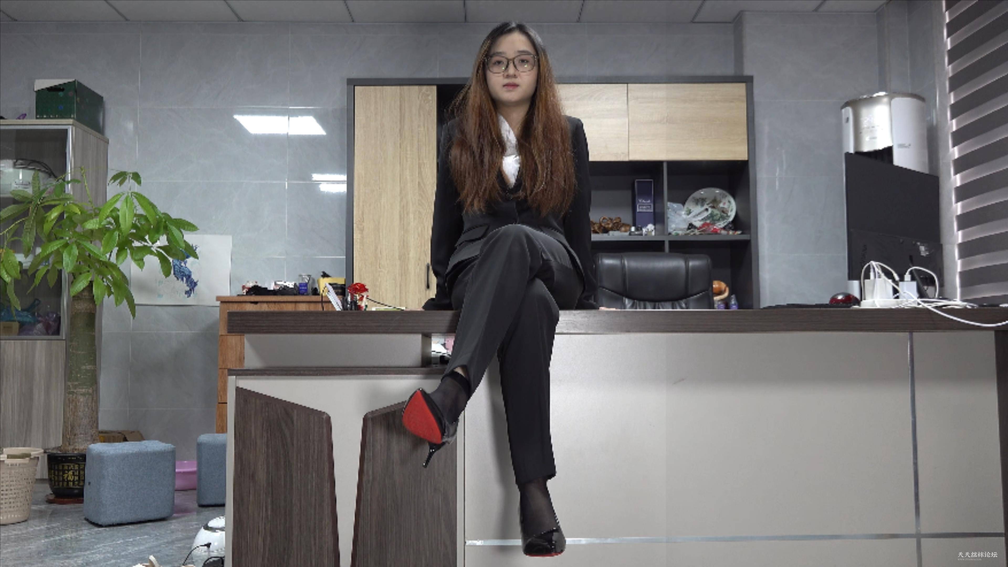 办公室文员瑜瑜穿上黑丝展示美脚20分钟.mp4_20251016_101654106.jpg
