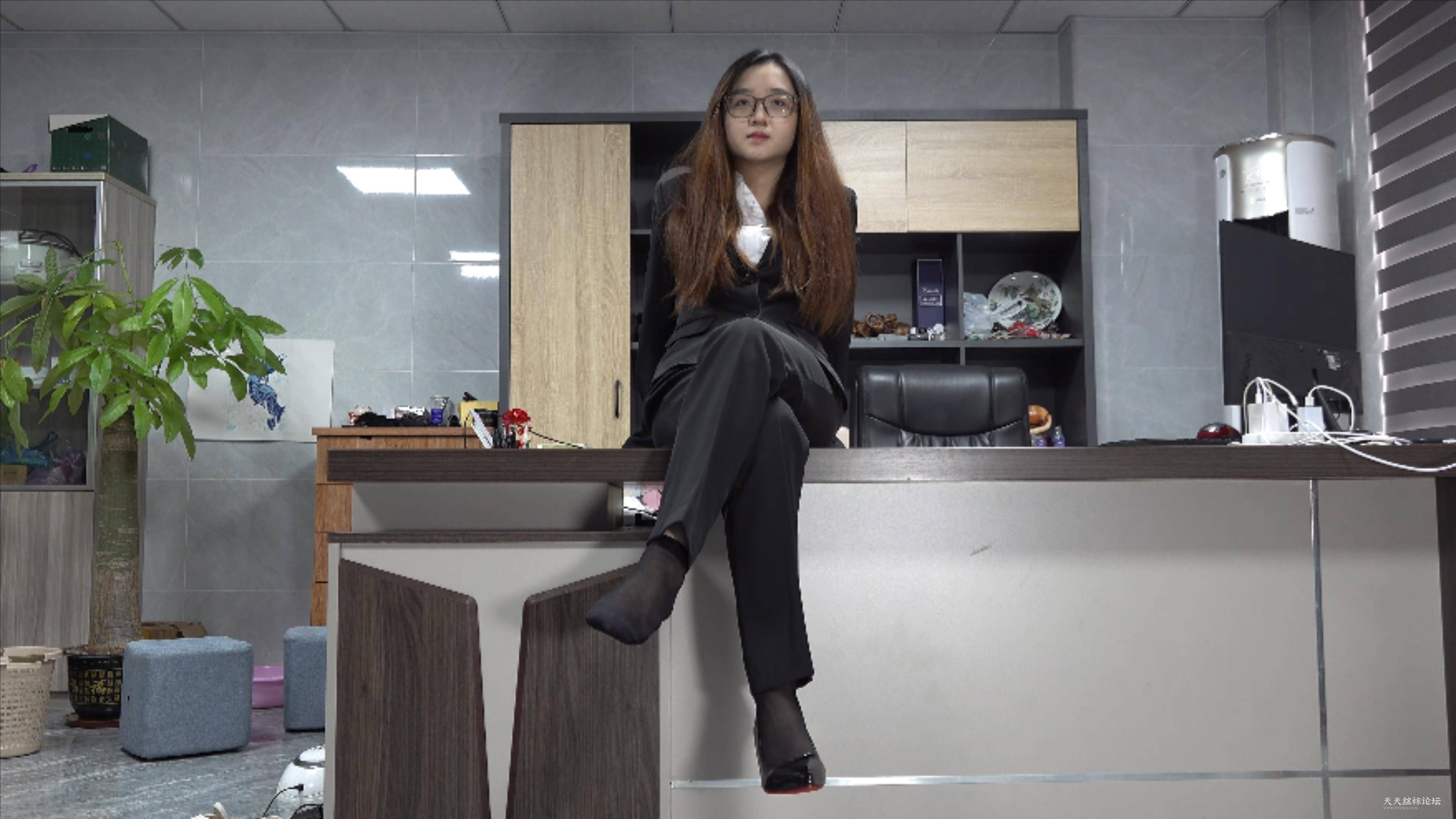 办公室文员瑜瑜穿上黑丝展示美脚20分钟.mp4_20251016_101656067.jpg
