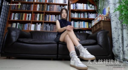 Sexy Asian girl ManHe shows her sexy feet