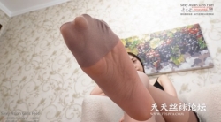 Beautiful and sexy Asian girl Yan Yan showcases her sexy little feet36