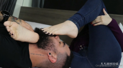 欧美 胡子哥狂吃牛仔裤美女超嫩高跟裸足