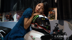 机车女孩琪琪酷酷样子，裸足性感小脚