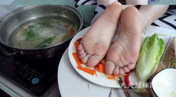 【aapary模拍视频】用莹莹的小脚打个火锅试试看