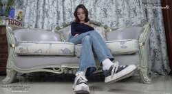 The sexy Asian young woman Xiaoyu shows off her sexy feet