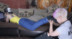 欧美女女 小太妹大口闻tian同伴棉袜内的酸臭脚 feet ex