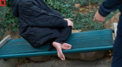 【裸足】170高挑的护士丽媛公园长椅上展示她39码的大脚丫子(1)【60P】