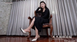 Asian girl NaNa shows off her sexy feet