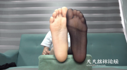 【aapary模拍视频】芮芮脱下丝袜秀美足（4K,28分钟，3.29G