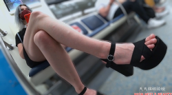 欧美 地铁拍摄白发小姐姐高跟裸足